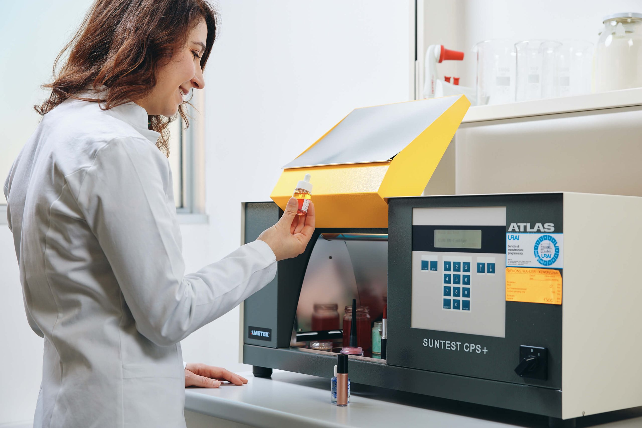 Inserimento campioni cosmetici in strumentazione di laboratorio