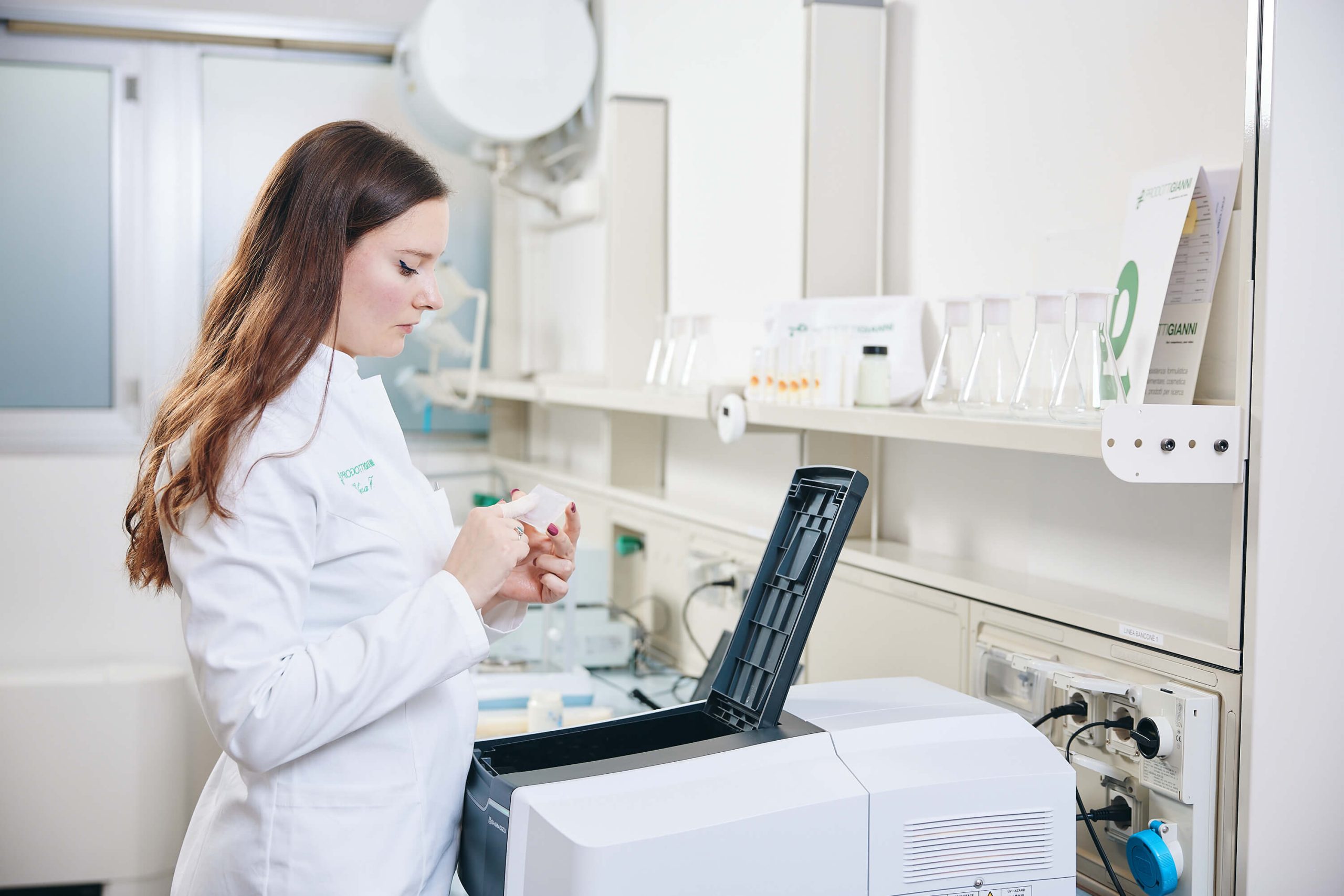 Polvere cosmetica rosa in laboratorioPolvere cosmetica rosa in laboratorio