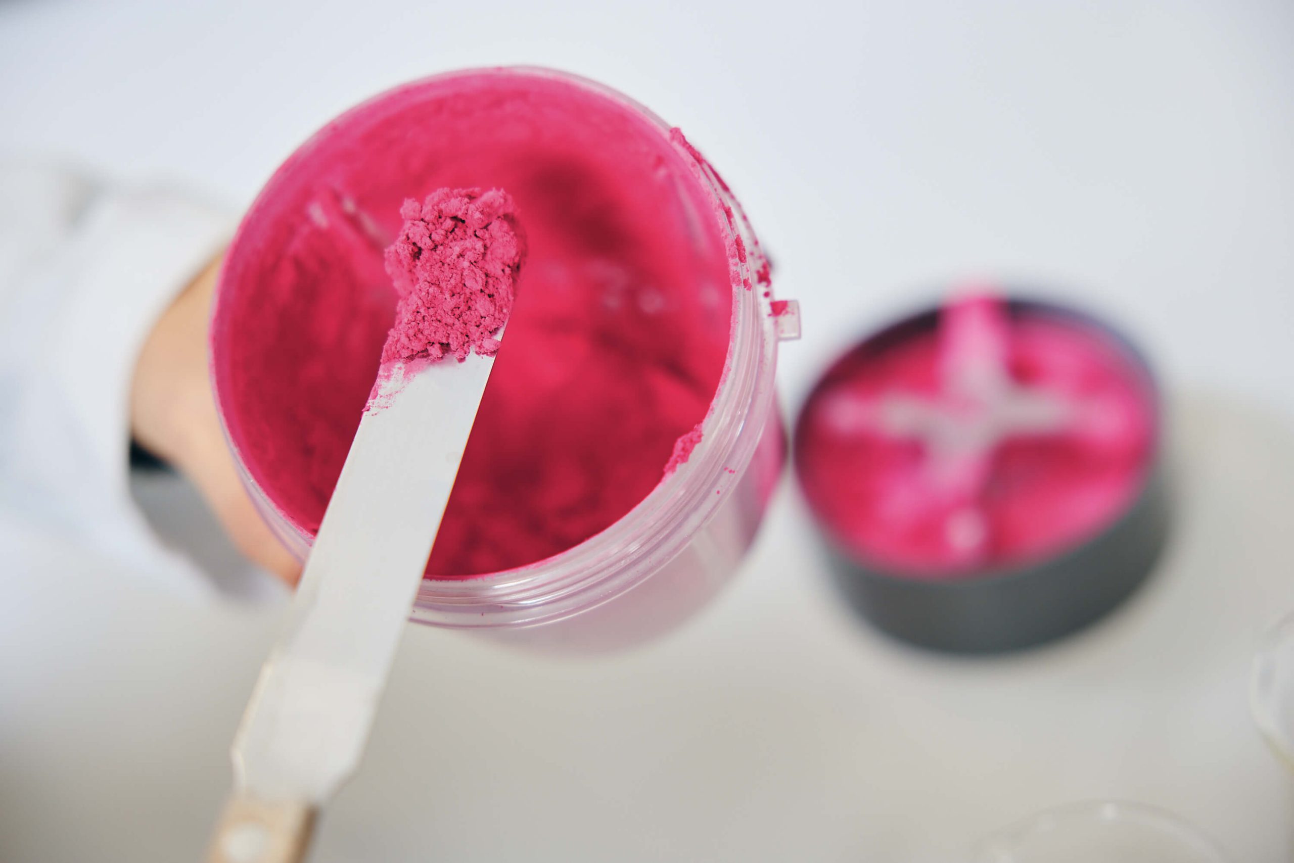 Polvere cosmetica rosa in laboratorio